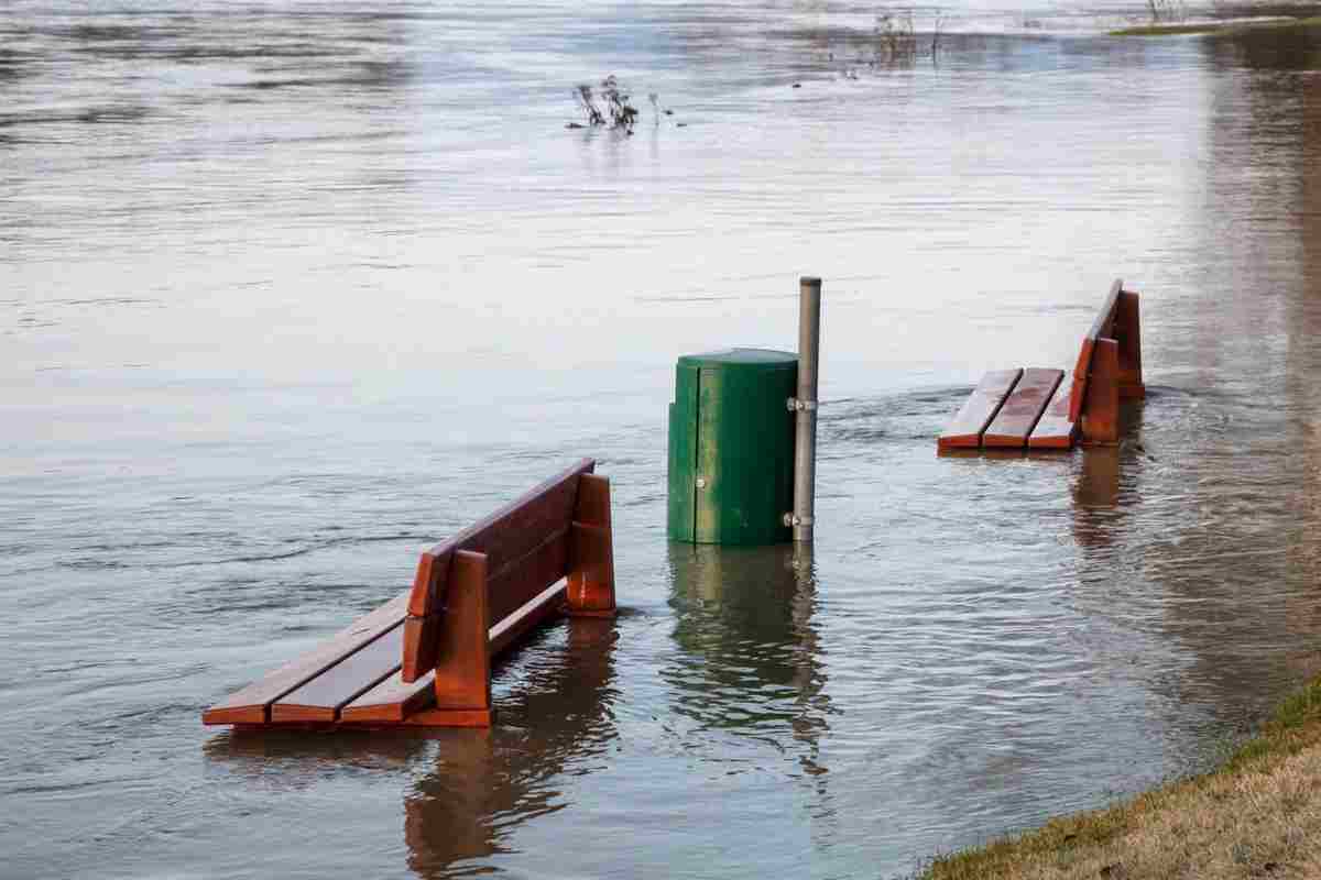 Alluvione panchina