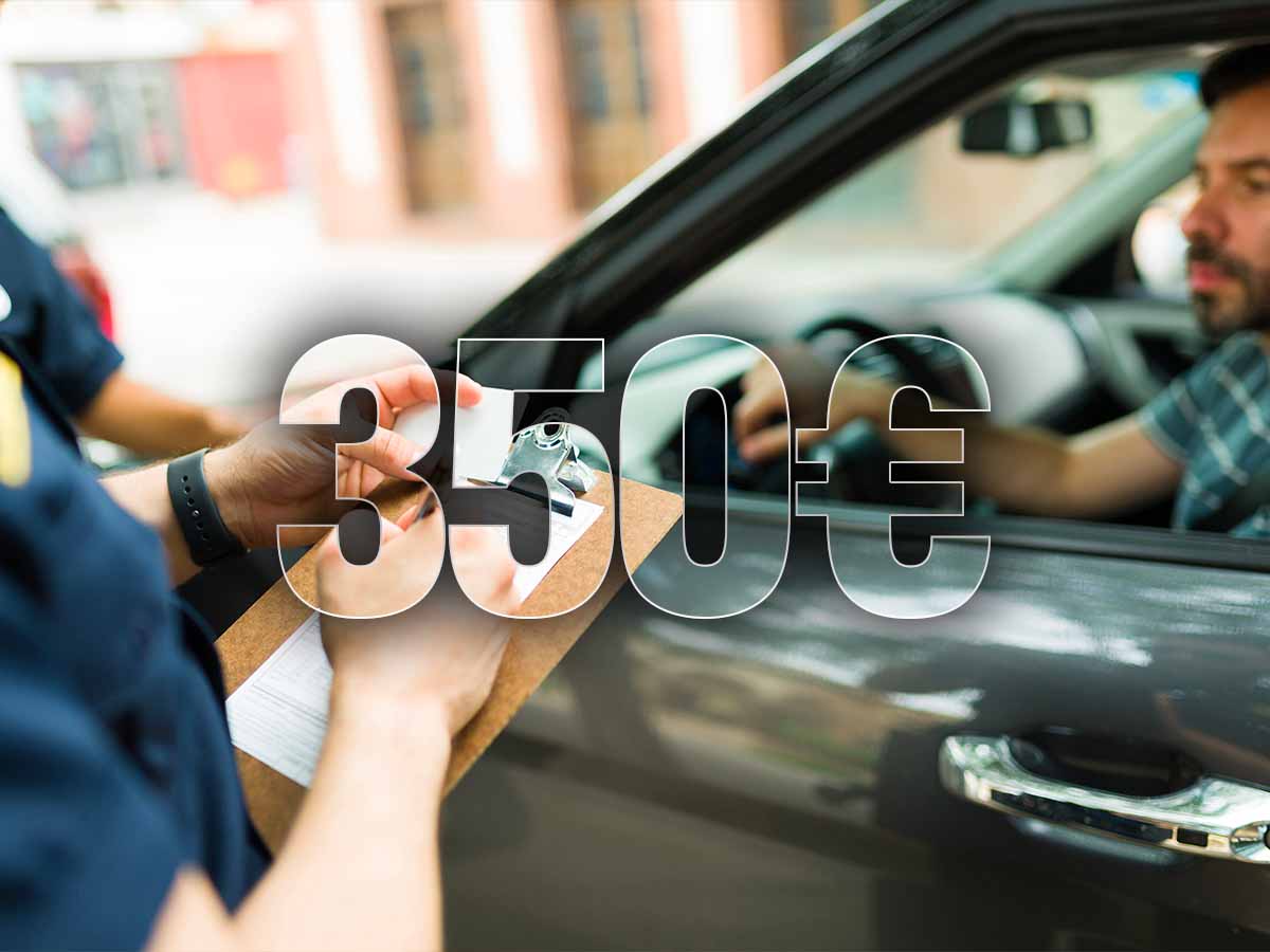 scritta 350€ con dietro un automobilista che prende una multa