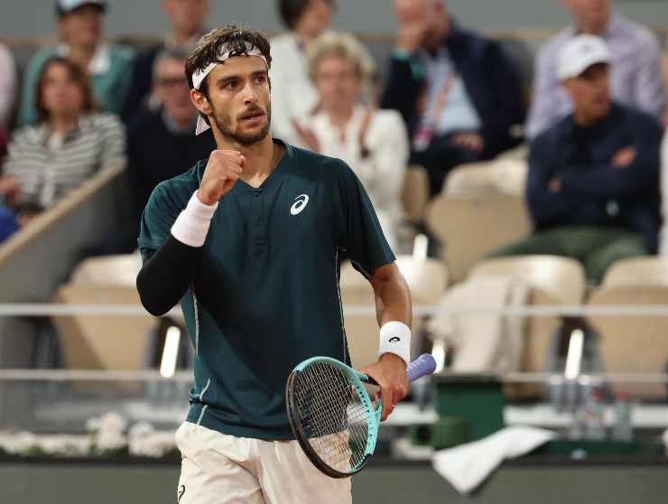 Lorenzo Musetti esulta in campo