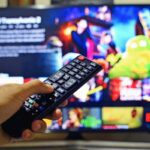 telecomando con tv sintonizzata su Netflix