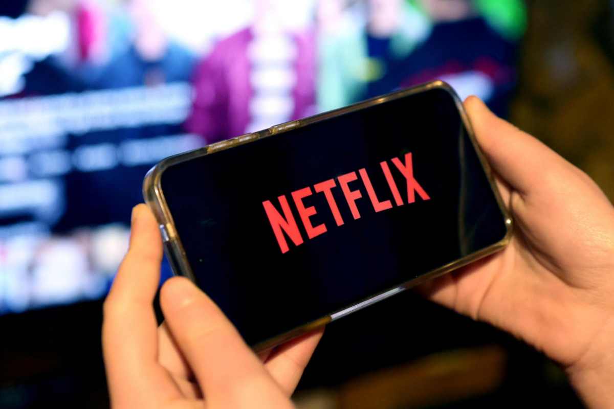schermo di uno smartphone con logo netflix