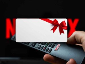 busta regalo su un telecomando con logo Netflix sullo sfondo