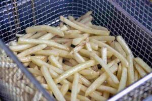 Patatine fritte in friggitrice