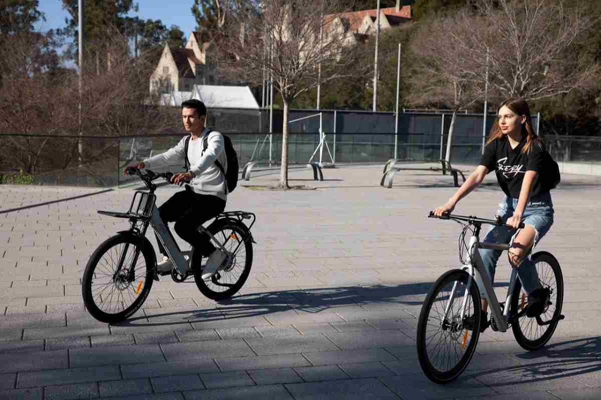 due persone in bicicletta