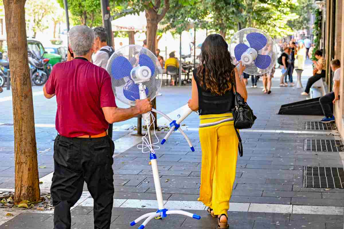 due persone con ventilatori in mano