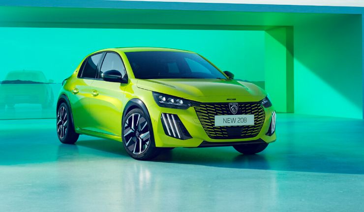 una Peugeot 208 di colore giallo in mostra