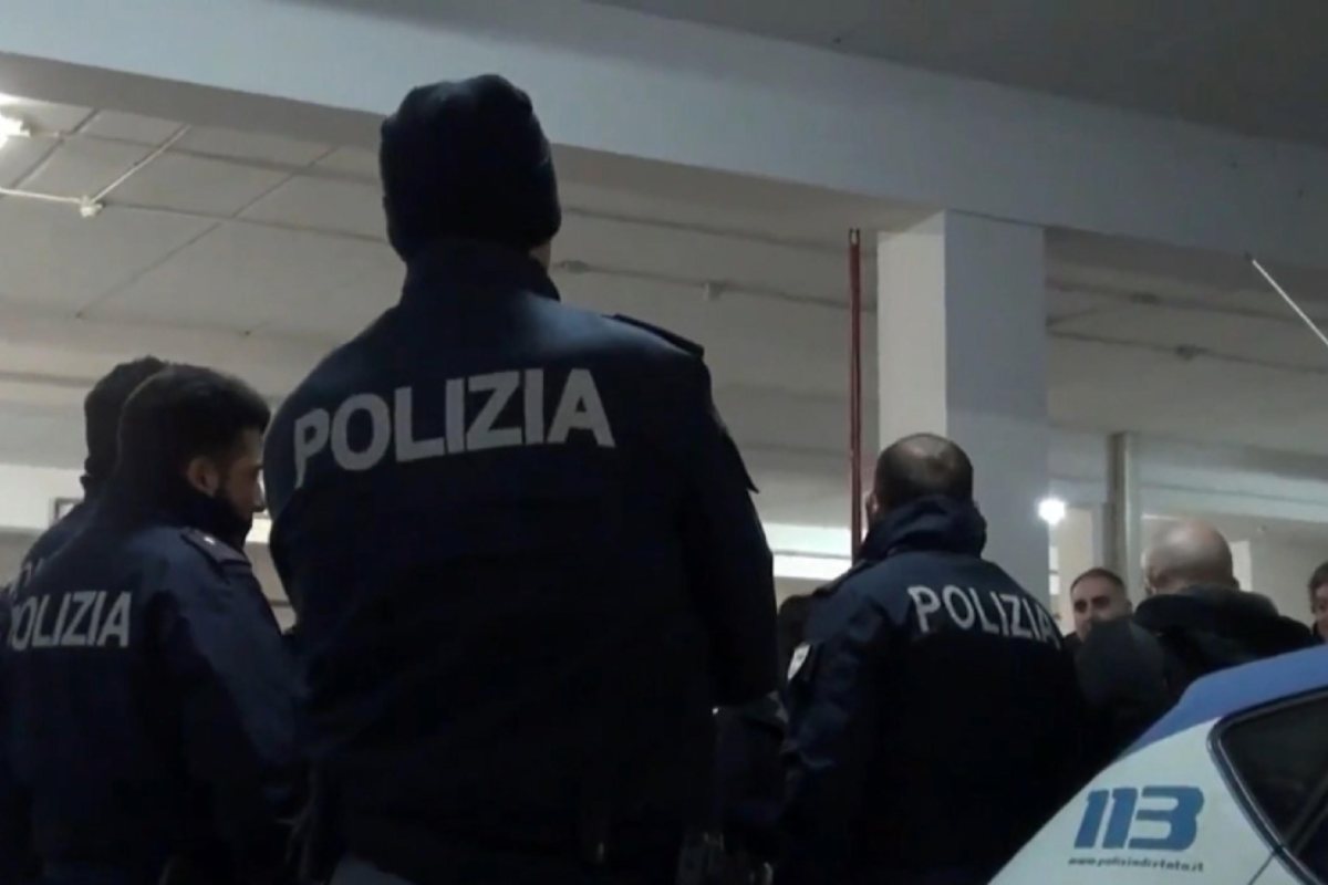 Agenti di polizia di spalle
