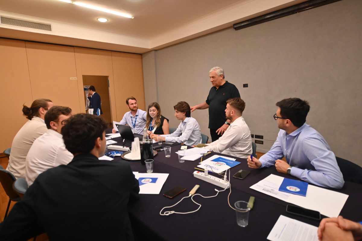 un gruppo di ragazzi al lavoro