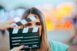 una donna con il simbolo di Ciak