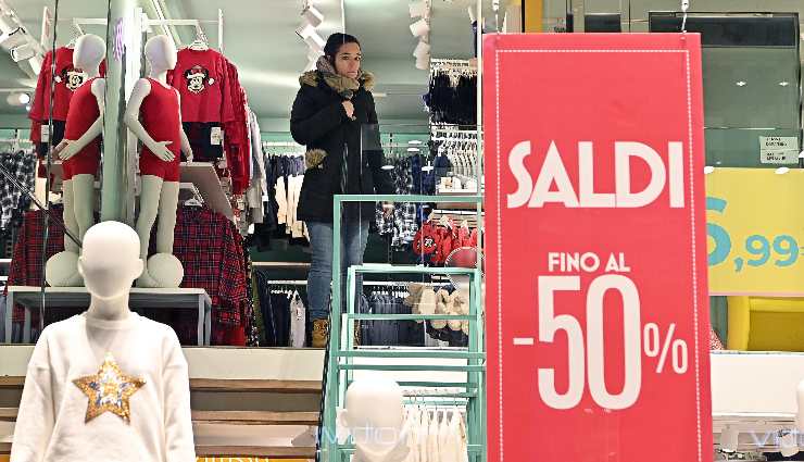 negozio con abbigliamento in saldo