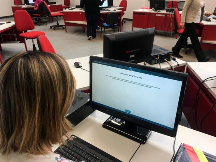 una persona davanti allo schermo di un computer