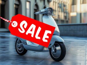 uno scooter con il cartello in vendita