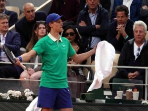 Sinner protesta con l'arbitro al Roland Garros