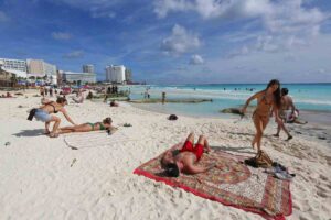 Gente in spiaggia a Cancun