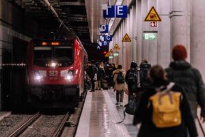 stazione con persone