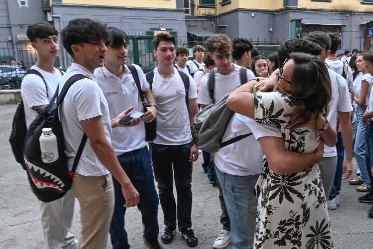 studenti fuori da una scuola