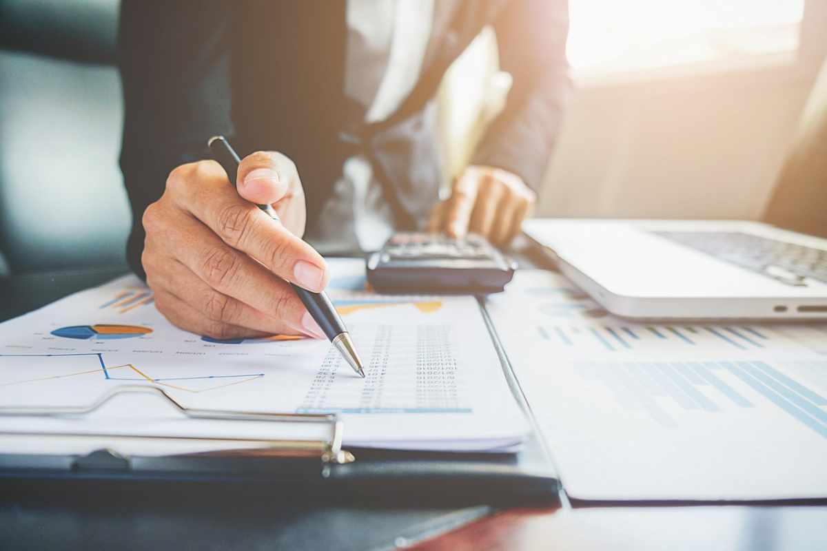 persona che firma con le penne