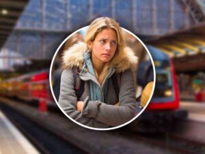 una ragazza con espressione triste e dietro un treno
