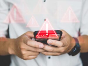 segnala di pericolo con triangolo davanti a una smartphone