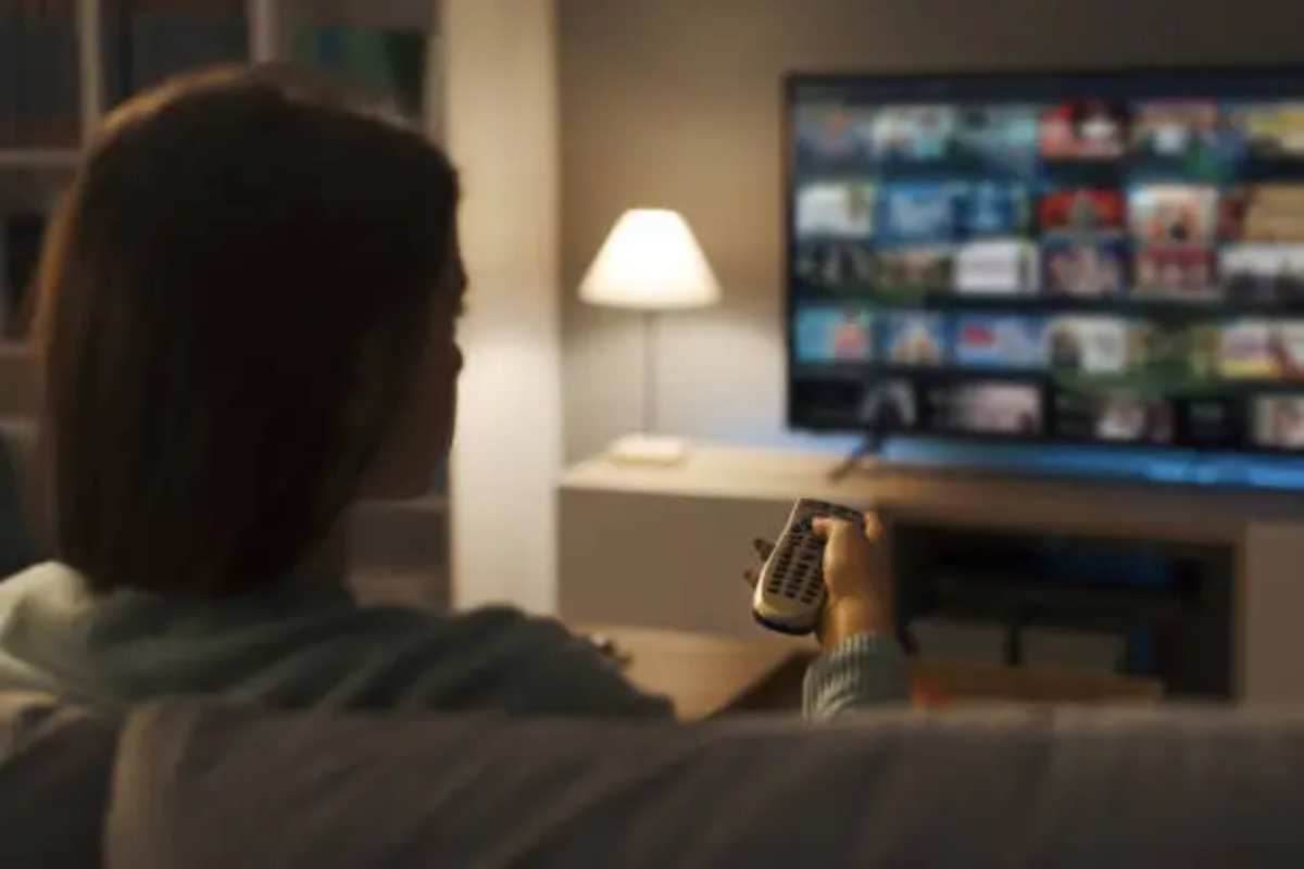 persona che guarda tv