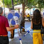 un uomo e una donna con un ventilatore in mano