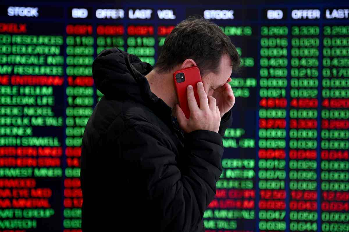 persona preoccupata al telefono