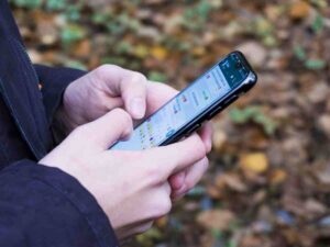 un utente utilizza WhatsApp sullo smartphone