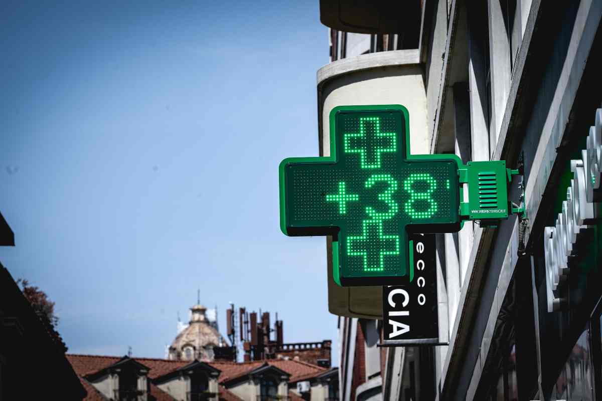 L'insegna di una farmacia di Torino segnala 38 gradi