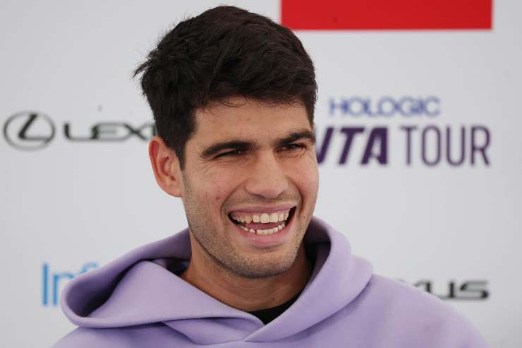 Primo piano sorridente di Carlos Alcaraz