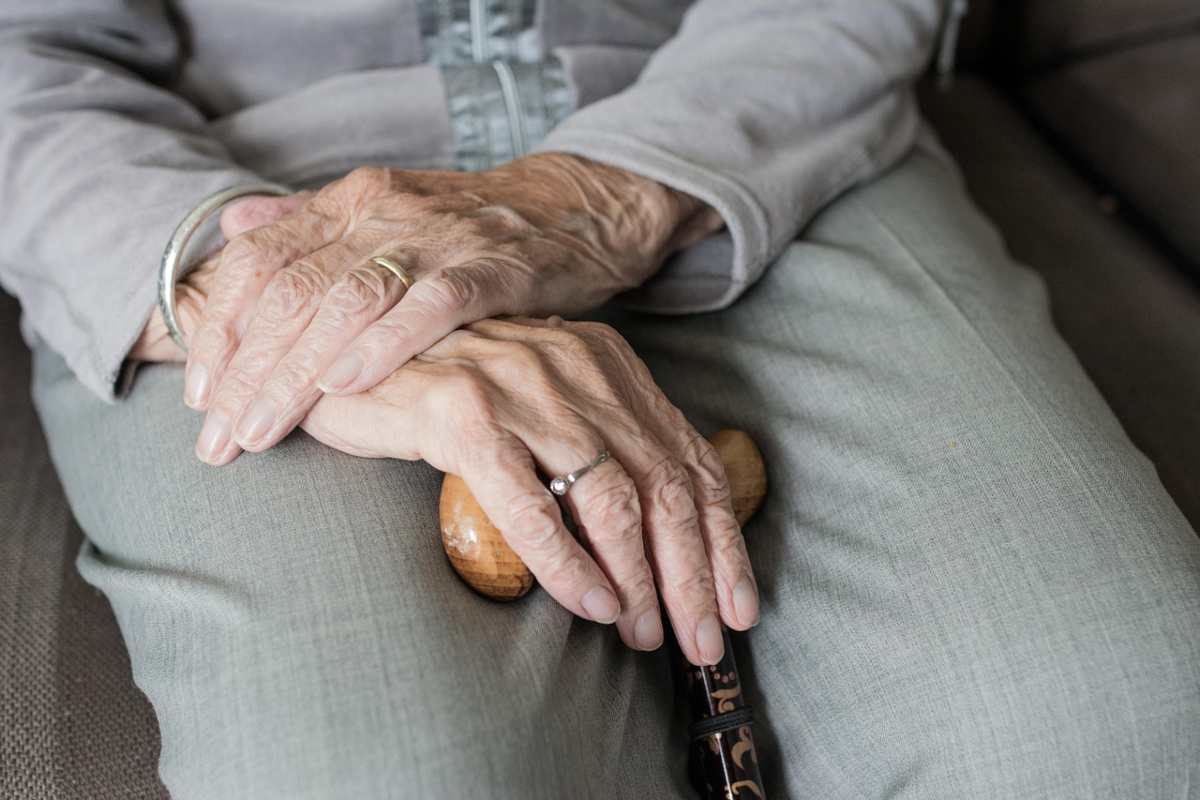 Primo piano di mani di persona anziana