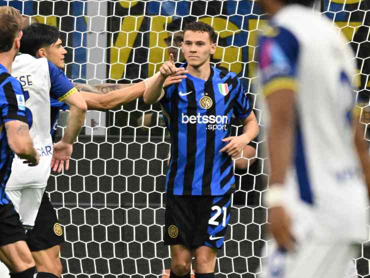 Kristjan Asllani esulta dopo un gol indicando un compagno