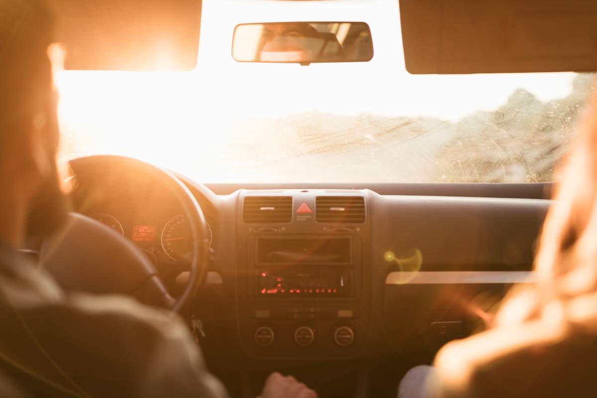 Hai lasciato l’auto al sole ed è bollente? Il segreto per rinfrescarla senza aria condizionata Hai lasciato l’auto al sole ed è bollente? Il segreto per rinfrescarla senza aria condizionata
