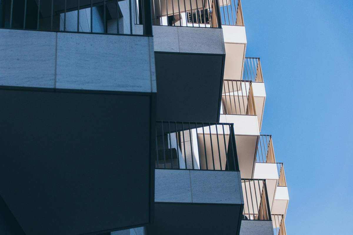 Si è buttato dal balcone per un debito di 60 mila euro: Italia sotto shock Si è buttato dal balcone per un debito di 60 mila euro: Italia sotto shock