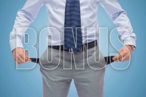 Scritta bonus e uomo con tasche vuote