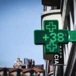 Insegna di una Farmacia che segna +38 gradi