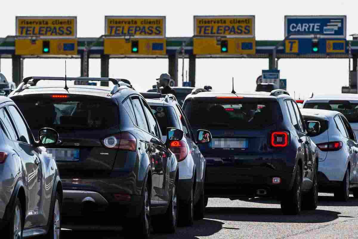 auto in fila al casello autostradale