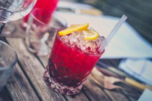 Cocktail pieno di ghiaccio