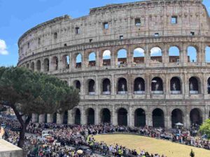 Il Colosseo di Roma visto dall'esterno
