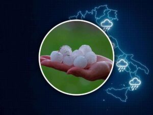 Chicchi di grandine e cartina meteo dell'Italia