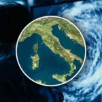 Italia vista dall'alto, sullo sfondo un vortice di aria fredda