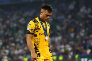 Lautaro Martinez con la medaglia al collo dopo la finale di Champions