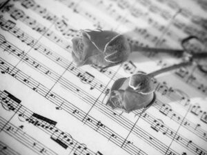 Spartito musica e fiori a lutto