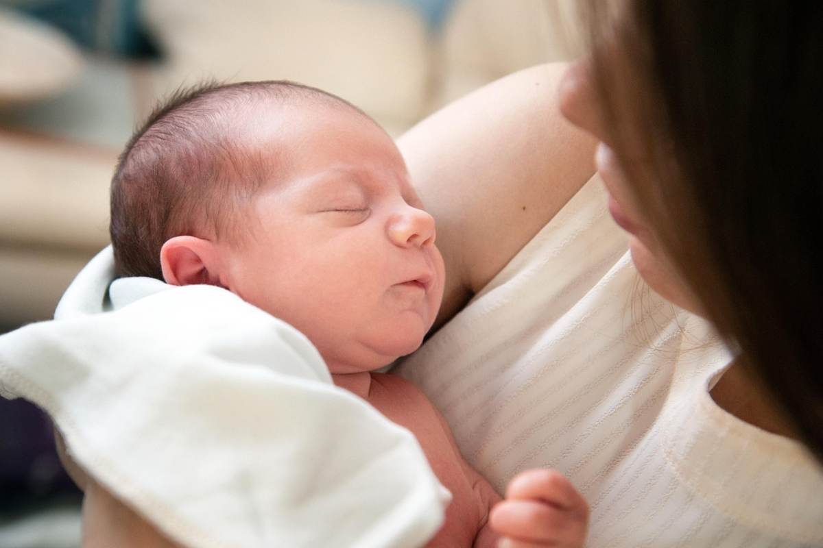 Madre con bambino in braccio