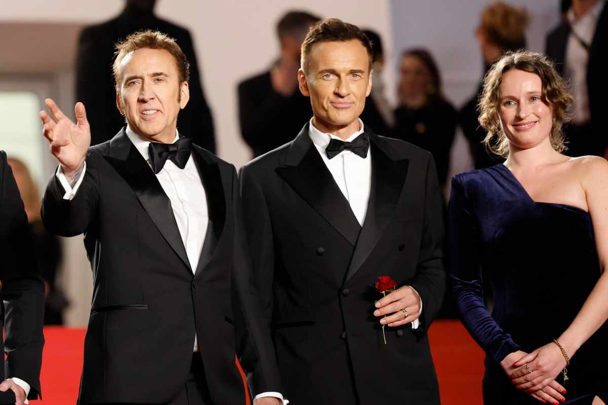 Julian McMahon con altri attori