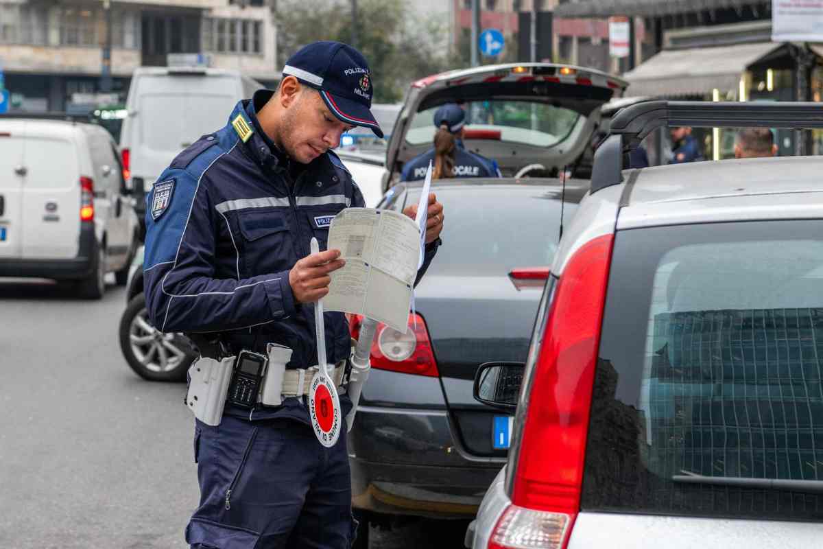 un agente controlla un'auto a un posto di blocco