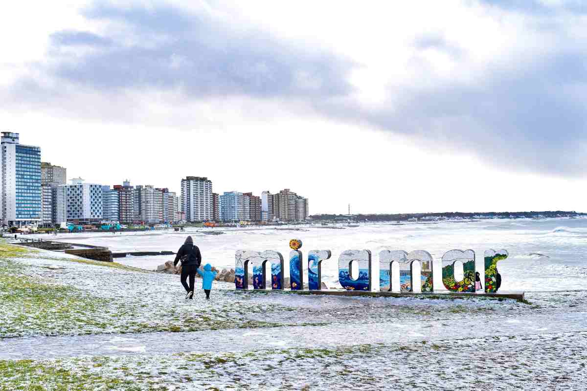 Neve sulla spiaggia di Miramar in Argentina