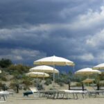 Nuvoloni minacciano una spiaggia italiana