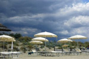 Nuvoloni minacciano una spiaggia italiana