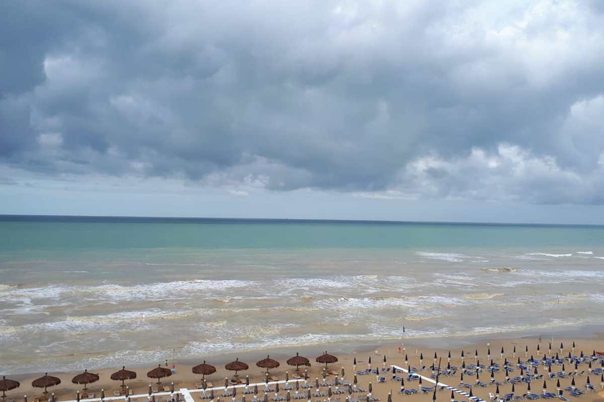 Nuvole nere e mare mosso a Silvi Marina