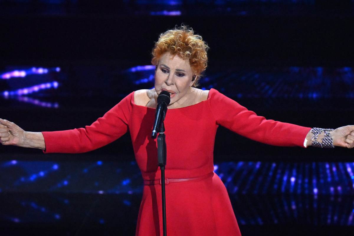 Ornella Vanoni, il gesto che fa commuovere i fan: è successo sul palco Ornella Vanoni, il gesto che fa commuovere i fan: è successo sul palco